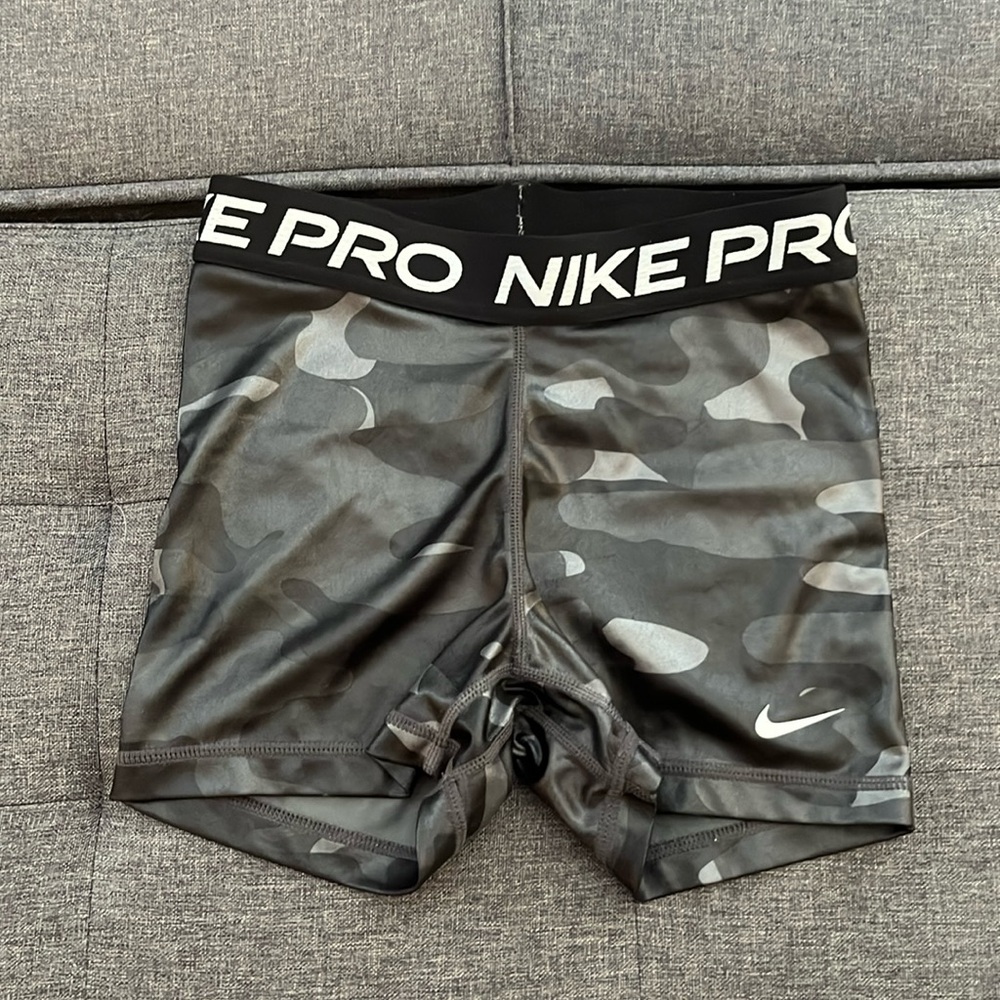 women’s Nike camo XS NWOT